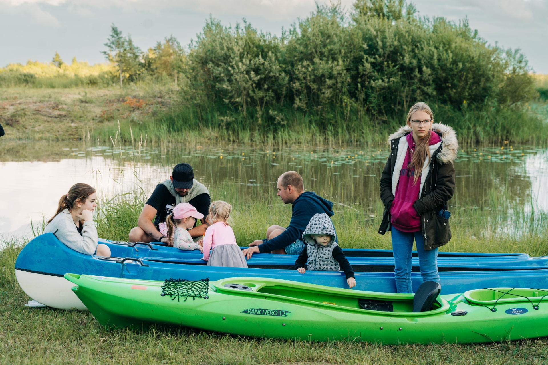 Perekond kajakkide ja kanuude juures Võrtsjärve ääres
